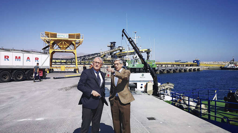 El presidente de la AP de Almer&iacute;a visita el puerto de Carboneras junto al alcalde