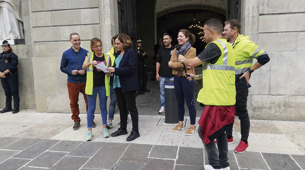 Los estibadores entregan a la alcaldesa de Barcelona un manifiesto &quot;en defensa de los derechos laborales y civiles&quot;