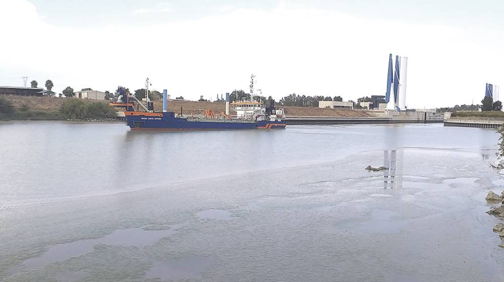 La AP de Sevilla inicia la campa&ntilde;a de mantenimiento del canal de navegaci&oacute;n