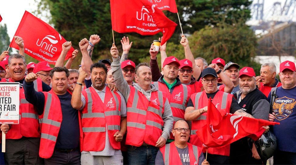 1.900 estibadores afrontan el tercer día de huelga en el Puerto de Felixstowe