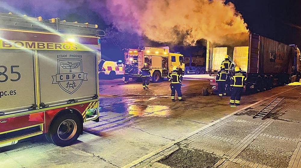 Arden dos camiones en Jerez de la Frontera