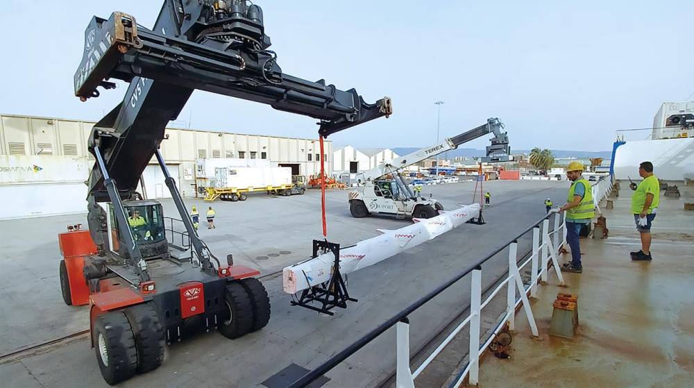 El Port de Tarragona recibe un palo de velero de más de 60 metros