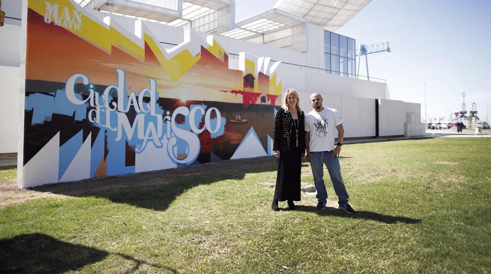 El Puerto de Huelva homenajea al sector del marisco en un mural de Manomatic