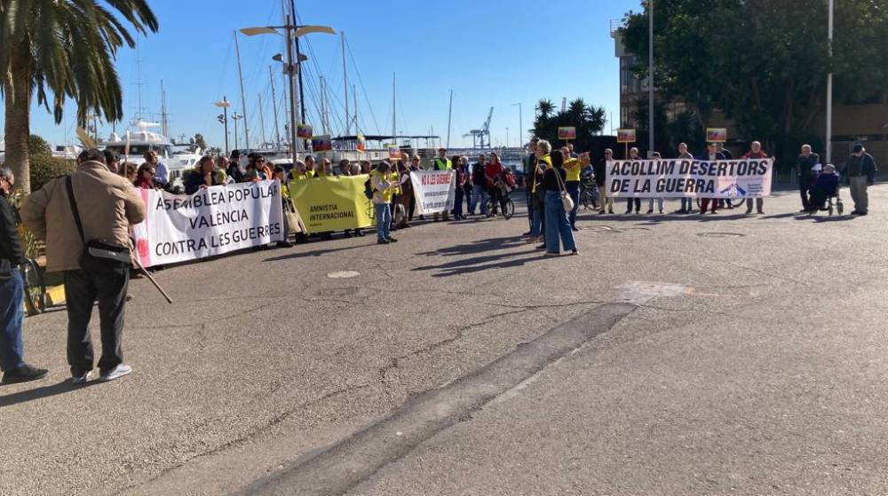 Varias decenas de personas se concentran contra la escala del buque “Bahri Abha” en Sagunto