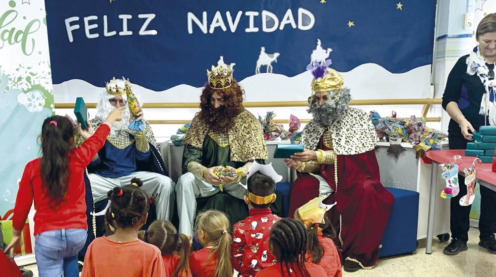 Los Reyes Magos de Aportem repartieron juguetes a 350 niñas y niños del Marítimo