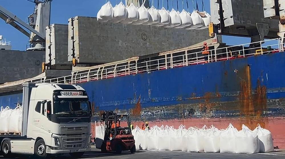 El Puerto de Cartagena acoge una operativa de descarga de 23.000 toneladas de azúcar ensacada