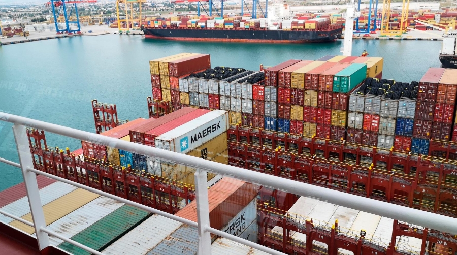 Según señala el Comentario del VCFI, durante el mes pasado los puertos europeos han experimentado una leve caída en sus tráficos que se ha visto compensada por el aumento en los puertos chinos.
