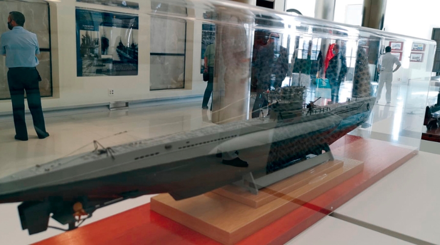 800 personas visitan el Edificio del Reloj para conocer la evoluci&oacute;n del submarino en Espa&ntilde;a