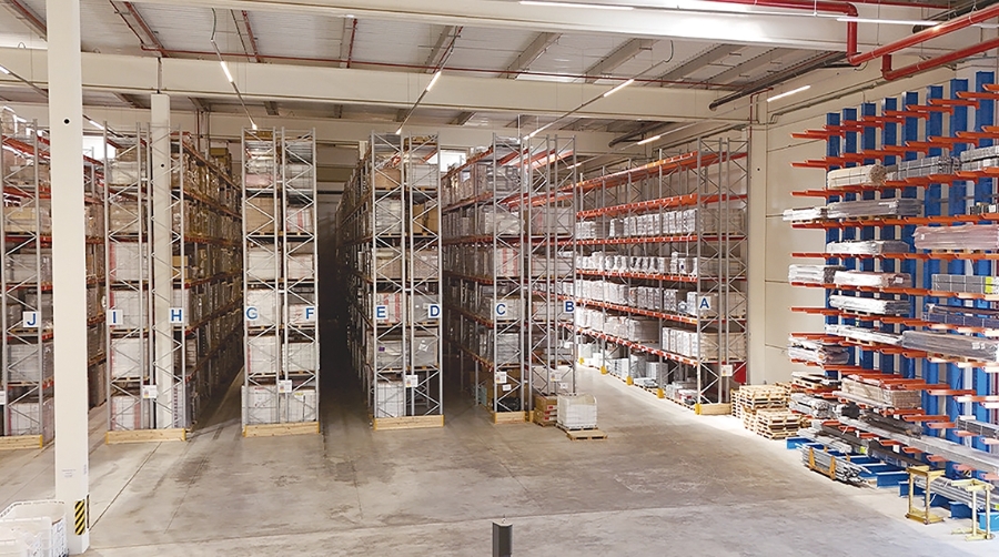 Para optimizar los aproximadamente 8.050 metros cuadrados de superficie en planta, el proyecto combina estanterías de pasillo estrecho para palets (VNA).