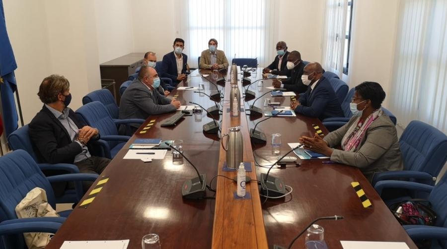 Camer&uacute;n se interesa por la estrategia digital y sostenible de Valenciaport