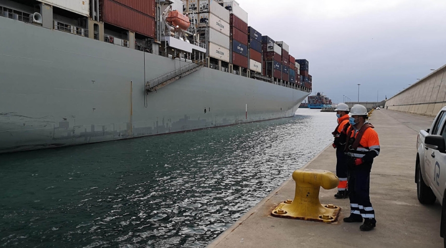 Confinados dos buques en el puerto de Valencia por diez casos de Covid-19