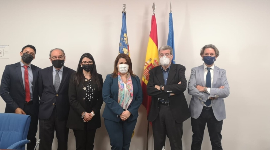 Carlos Daniel Hern&aacute;ndez, vicec&oacute;nsul del Consulado de Honduras en Valencia; Manuel Guerra, subdirector de la APV; Liza Claudett, ministra consejera de la Embajada; Mar&iacute;a Dolores Ag&uuml;ero, embajadora de Honduras en Espa&ntilde;a; Aurelio Mart&iacute;nez, presidente de la Autoridad Portuaria de Valencia; y Miguel Gar&iacute;n, director de Desarrollo Internacional de la Fundaci&oacute;n Valenciaport.