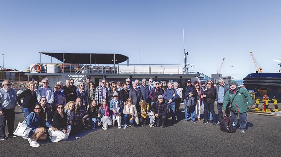 Participantes en el paseo en catamarán por el Puerto de Valencia.