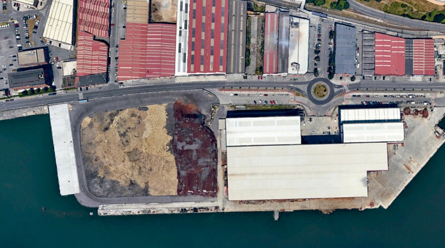 A la izquierda de la nave de Navacel se aprecia el muelle y la nueva explanada de m&aacute;s de 20.000 metros cuadrados.