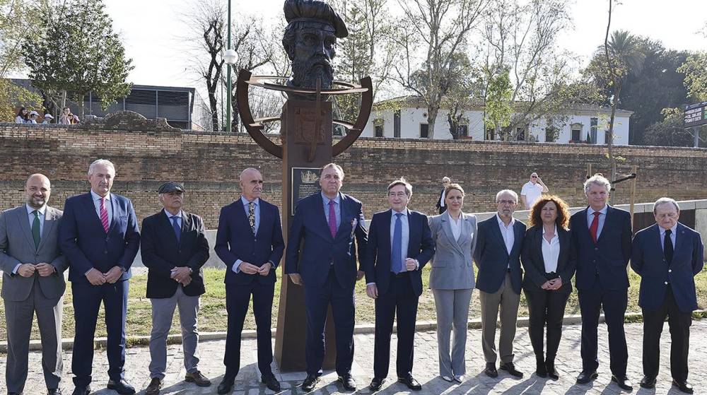 El Puerto de Sevilla inaugura una escultura de Elcano en el Muelle de Nueva York