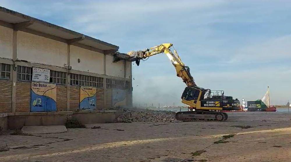 El Puerto de Huelva inicia la última fase de la demolición de las naves exportadoras en el Muelle de Levante