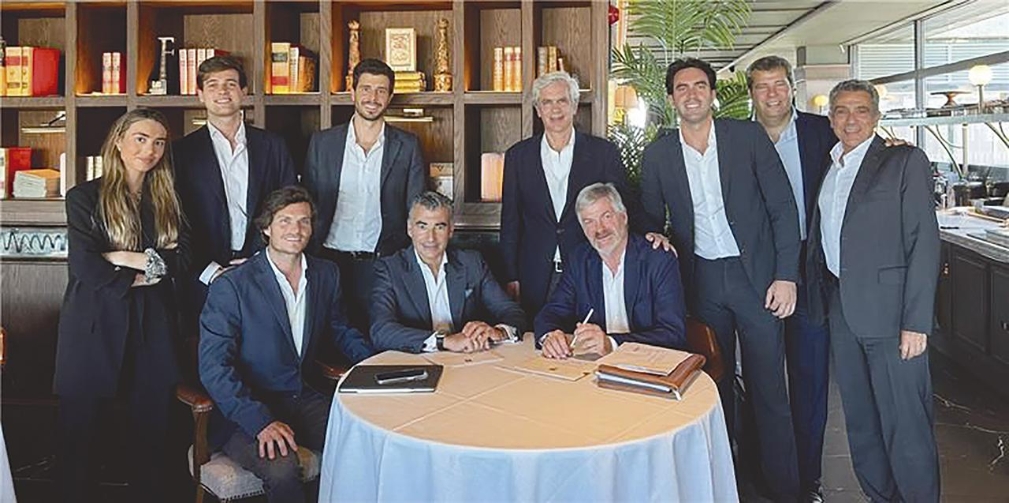 Un momento de la firma de la adquisición de la compañía catalana.
