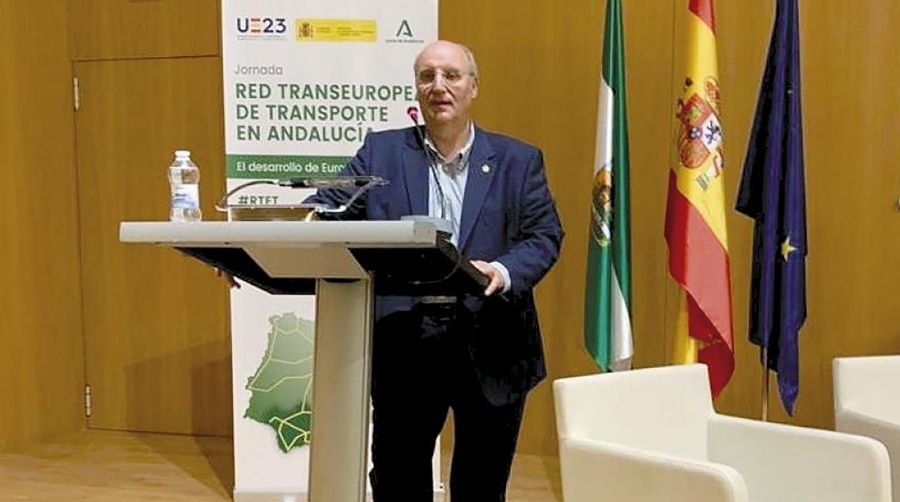 El director general de Transportes del Gobierno de Aragón, Miguel Ángel Anía, durante la jornada.