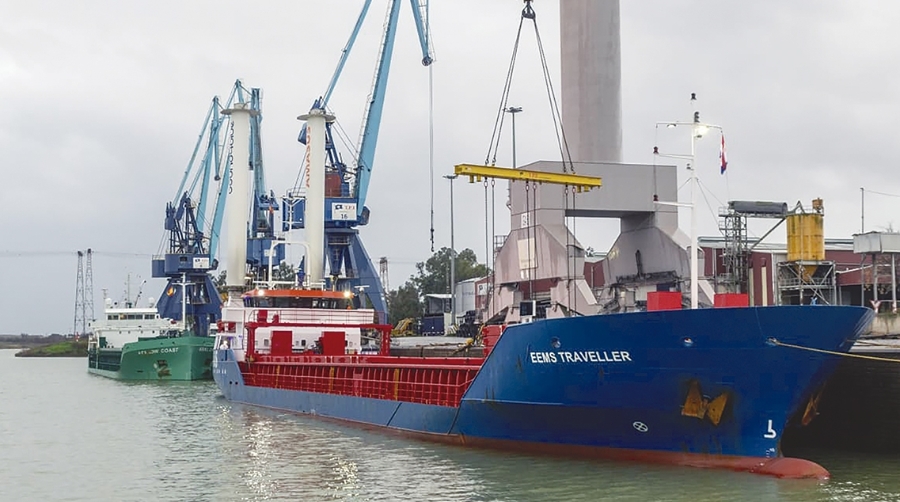 El buque en la Terminal Portuaria Esclusa del Puerto de Sevilla.