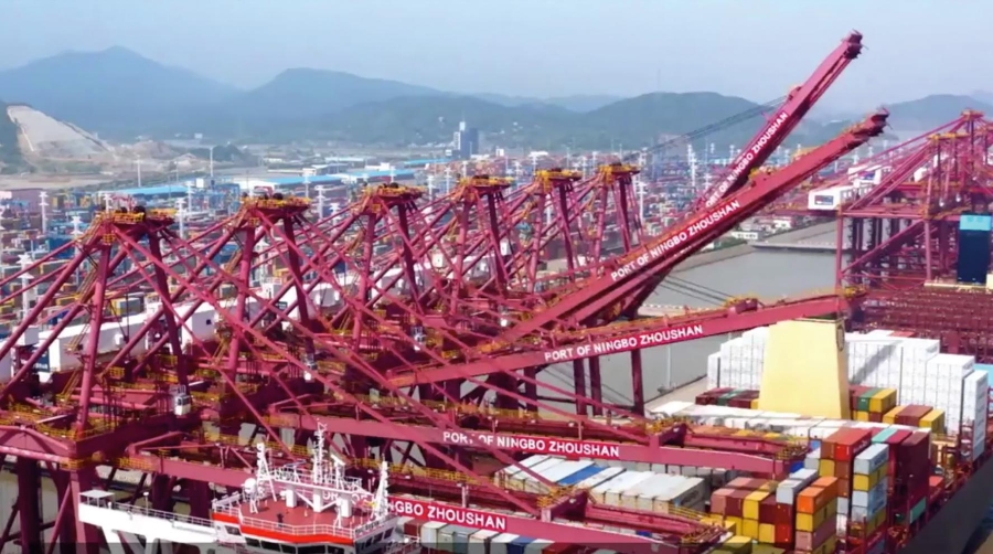 Ningbo-Zhoushan, líder en toneladas, se une al exclusivo club de los 30 millones de TEUs
