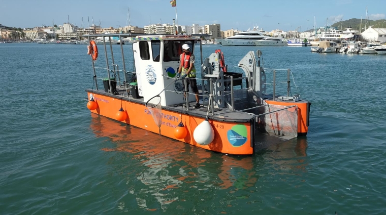 El equipo de limpieza dispone de tres embaraciones autosuficientes energéticamente.