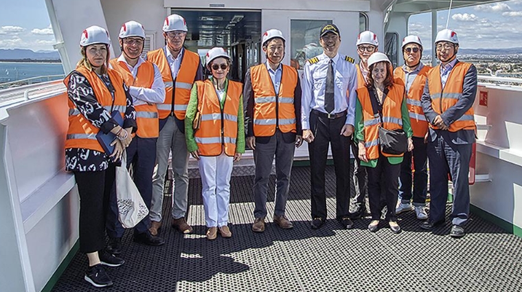 Cristina Rodríguez (jefa de Comercial y Clientes de la APV), Juan Ortí (CCO CSP Spain), Gustavo Ferrer (terminal manager), Mar Chao (jefa de Comercial y Desarrollo de Negocio de la APV), Ken Chan (CEO), Lum CF (capitán “OOCL Spain”), Pedro Esteve (country manager OOCL), Lucía Pérez (operations manager OOCL), Miguel Marín (sales &amp; marketing manager CSP Spain) y Xu Maobing (assistant general manager CSP Spain).