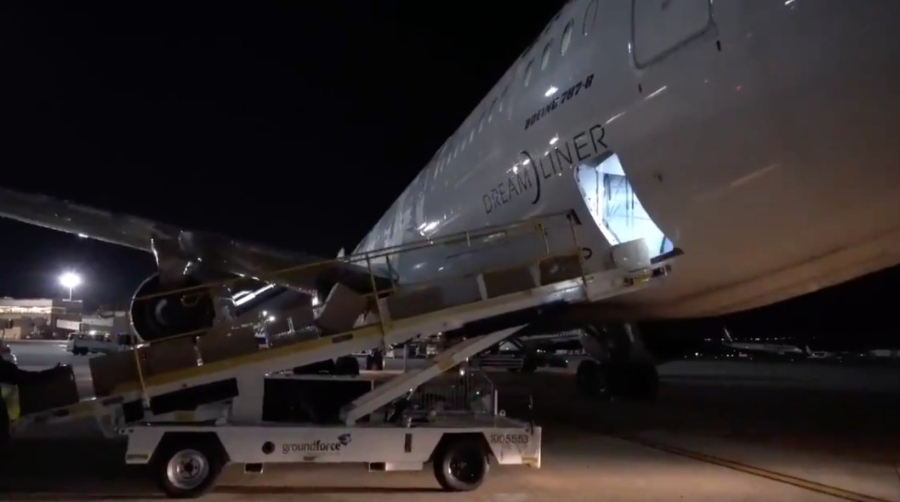 El Dreamliner de Air Europa trae el primer mill&oacute;n de mascarillas para el sector del transporte