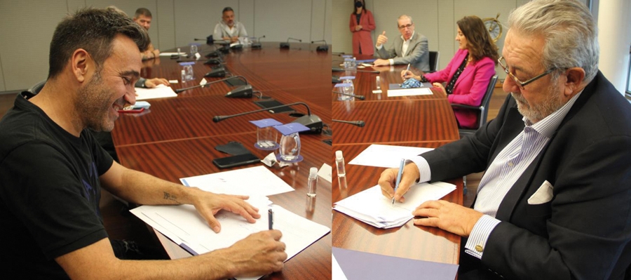 Albert Gil, portavoz de OEPB- Coordinadora; y Javier vidal, presidente de CPE-Estibarna, en el momento de la firma del convenio.