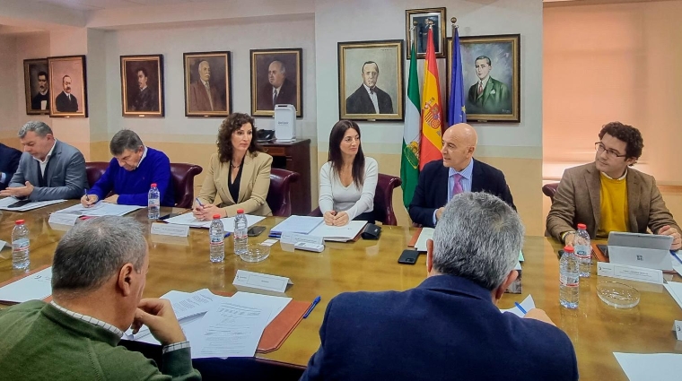 Al acto han asistido Diego Martínez Cano, presidente de la FBA; la alcaldesa de Almería, María del Mar Vázquez; la presidenta de la APA, María del Rosario Soto, y representantes de la Diputación Provincial, la Cámara de Comercio, Asempal, las consignatarias Ronco y Grupo López Guillén, así como representantes de empresas patronas.