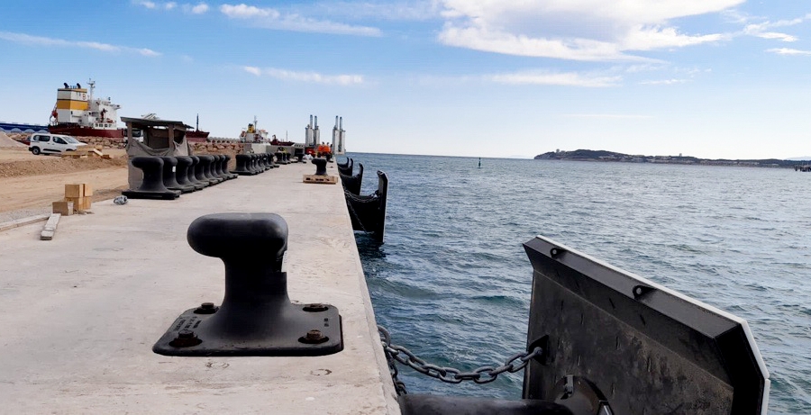 El Port Tarragona comienza la instalaci&oacute;n de los bolardos en el muelle de Baleares.