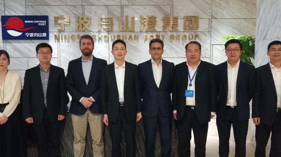 El jefe de divisi&oacute;n de Desarrollo de Negocio de la APBA, Nicol&aacute;s Mart&iacute;nez, y el responsable comercial de la APBA, Jaime Palacios, con el director del Centro de Formaci&oacute;n de Ningbo Zhoushan Port Group y responsable de RRHH, Wang Jiancheng, y parte de su equipo.