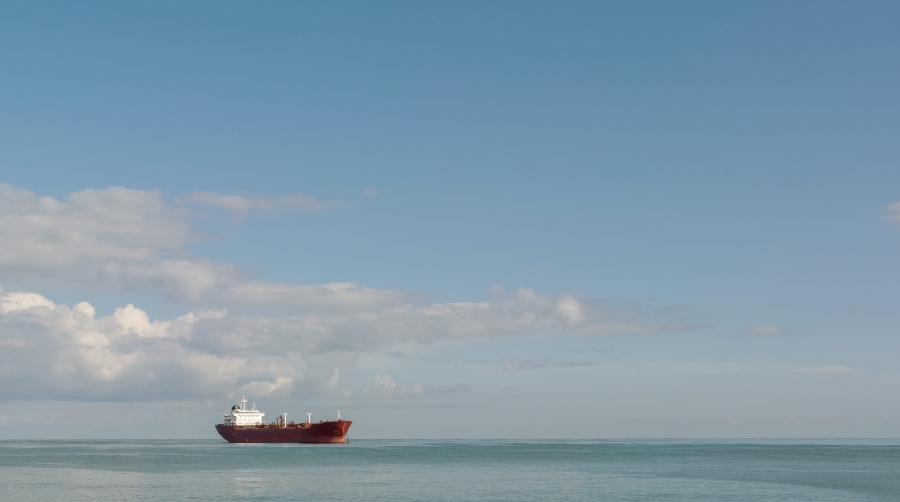 Un buque petrolero fue alcanzado este martes por un proyectil de origen desconocido mientras navegaba por el estrecho de Ormuz.