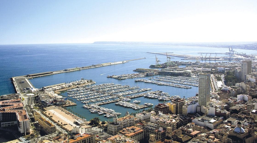El puerto alicantino encara 2025 con un aumento significativo en las cifras de movimiento de contenedores.