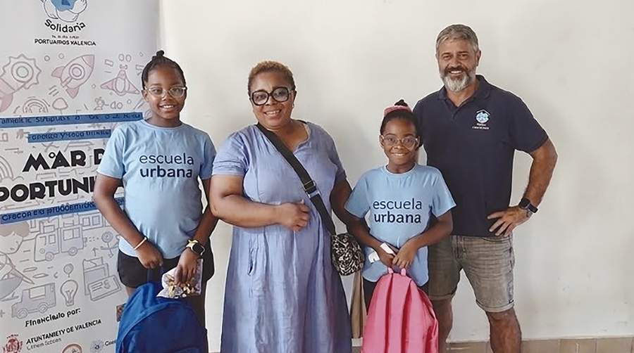 Coordinadora Solidaria Valencia entrega material escolar a 120 menores
