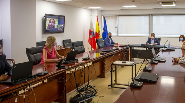 Un momento de la reuni&oacute;n celebrada ayer en la sede del Gobierno de Cantabria. Foto Miguel L&oacute;pez