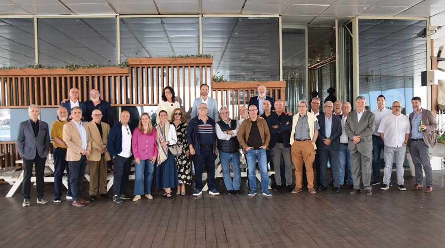 Francisco Salvador junto a los asistentes a la fiesta sorpresa convocada por sus amigos para celebrar su reciente jubilación. Foto L. D.