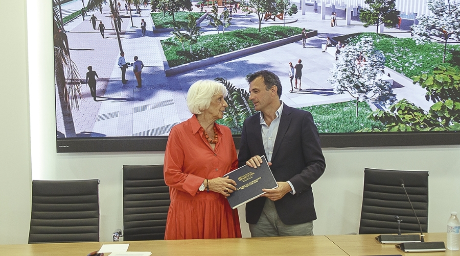 Teófila Martínez, presidenta de la Autoridad Portuaria de la Bahía de Cádiz, junto al alcalde de la ciudad, Bruno García.