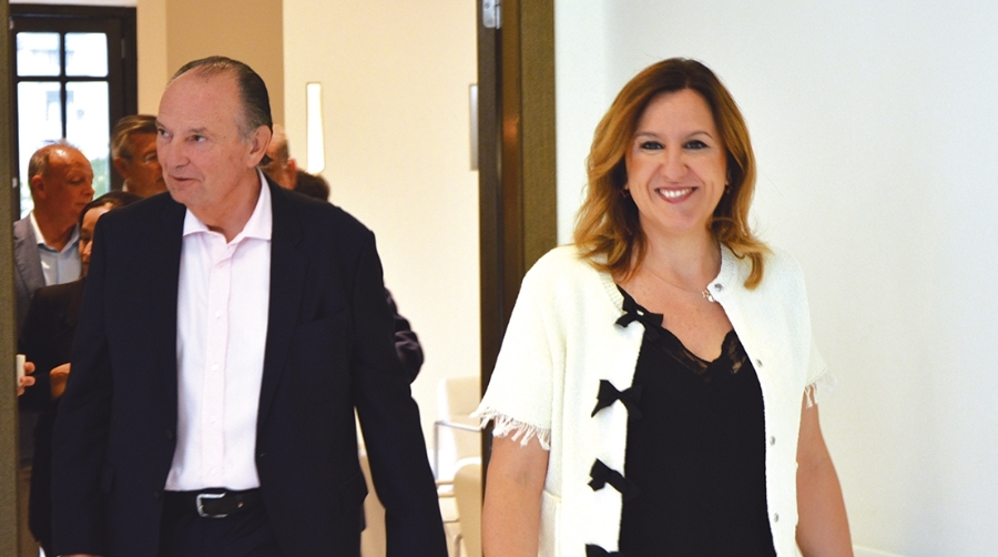 José Vicente Morata, presidente de la Cámara de Comercio de Valencia, y la alcaldesa de Valencia, María José Catalá, justo antes del inicio del Consejo de Administración de la APV. Foto J.C.P.