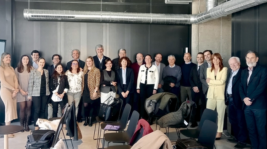 Participantes en la Asamblea General de Aportem-Puerto Solidario Valencia.