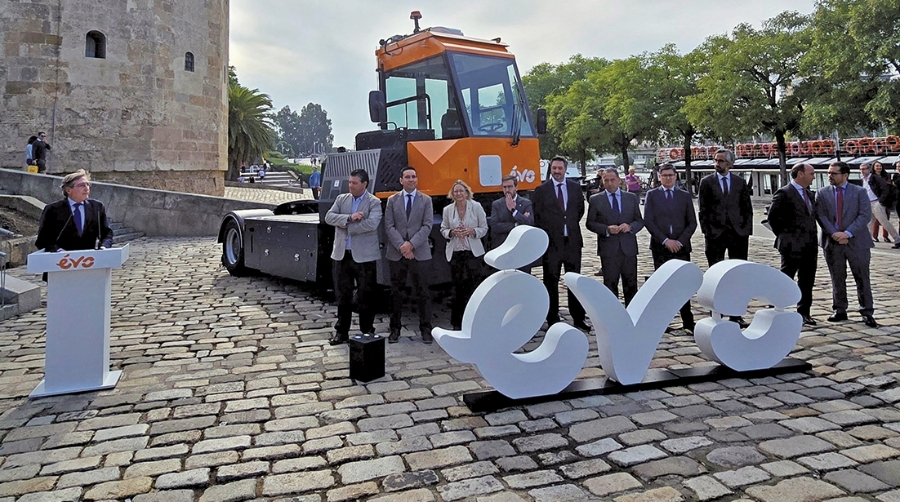 Rafael Carmona, presidente de la Autoridad Portuaria de Sevilla, en la presentación del vehículo.