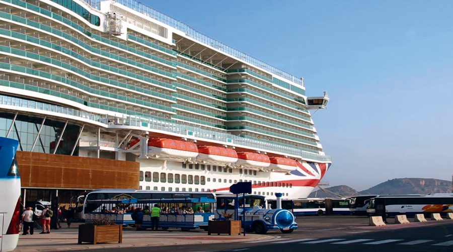 El puerto de Alicante recibe al primer crucero de los 14 que lo visitar&aacute;n este mes