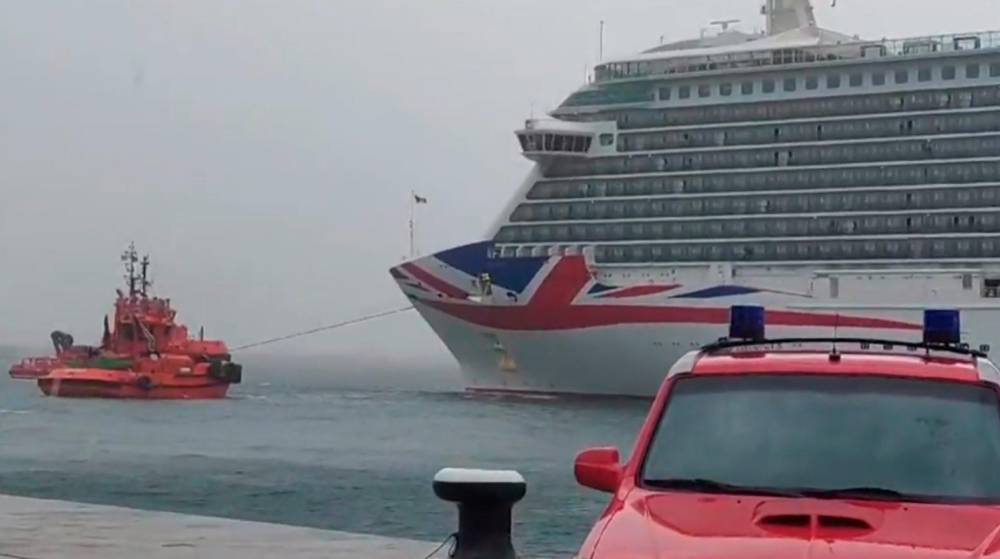 Un crucero impacta con un petrolero en Palma a consecuencia del temporal