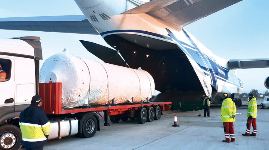 MPG Group carga cuatro piezas de 35 metros y 27 toneladas en el Aeropuerto de Zaragoza