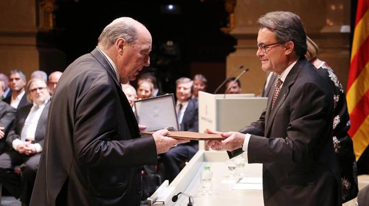 Manuel A. Condeminas Hugues, recibiendo la Creu de Sant Jordi de manos del expresidente de la Generalitat, Artur Mas