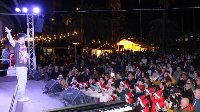 Cientos de personas se concentraron en el Moll de Fusta del Port Vell para contemplar el encendido de luces de Nadal al Port.