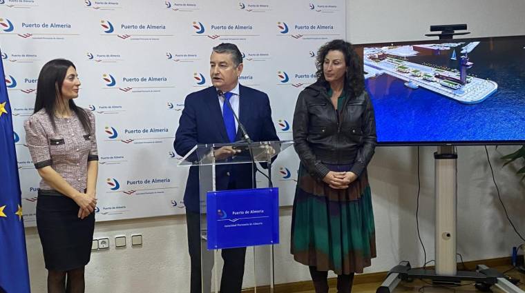La presidenta de la APA, Rosario Soto; el consejero de la Presidencia, Antonio Sanz; y la alcaldesa de Almería, María del Mar Vázquez.