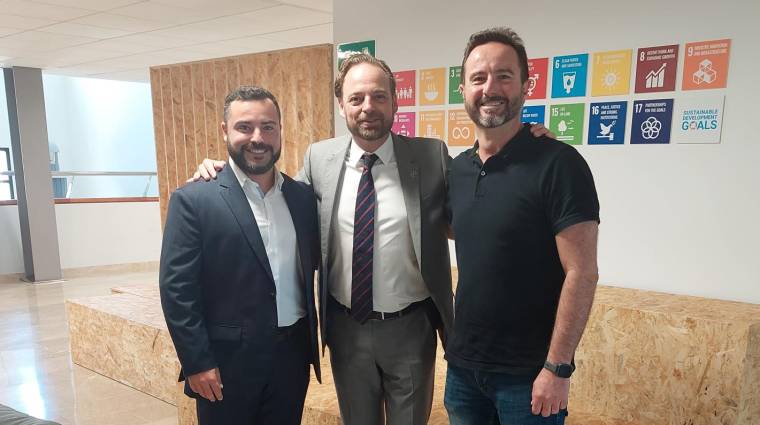 Alfredo Soler, CEO de Trans-Base Soler (en el centro de la imagen) junto a Alexandre Sánchez y Jorge Marcos, miembros del equipo de Opentop en la Fundación Valenciaport.