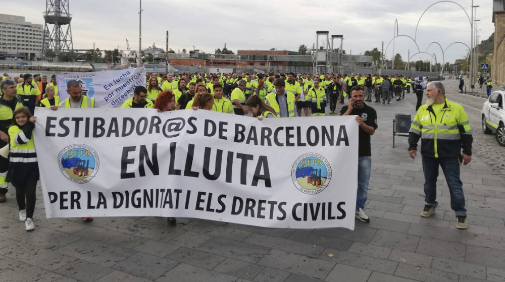 Los estibadores entregan a la alcaldesa de Barcelona un manifiesto &quot;en defensa de los derechos laborales y civiles&quot;