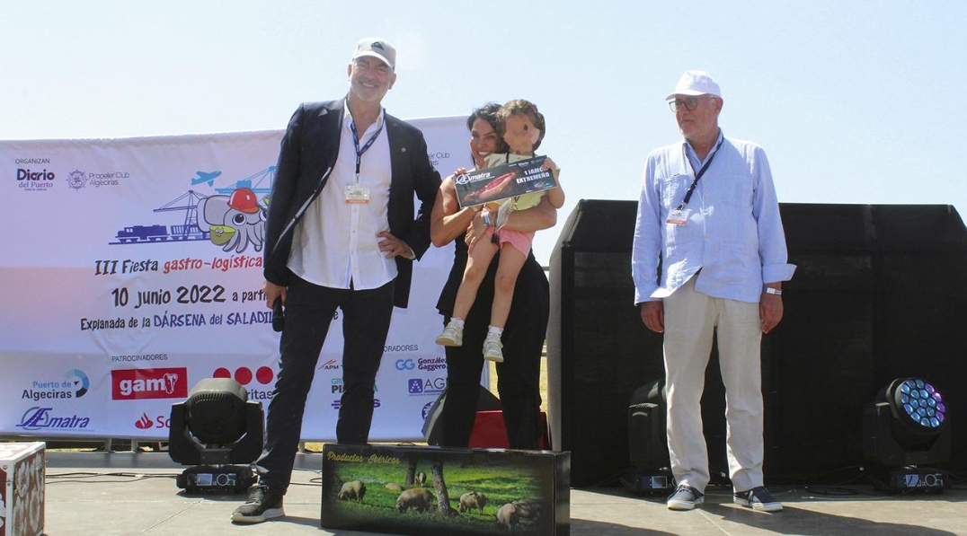 Cristina Real (Ematra) entrega premio a Lola Zurita, hija de trabajador de Ematra - jamón extremeño.