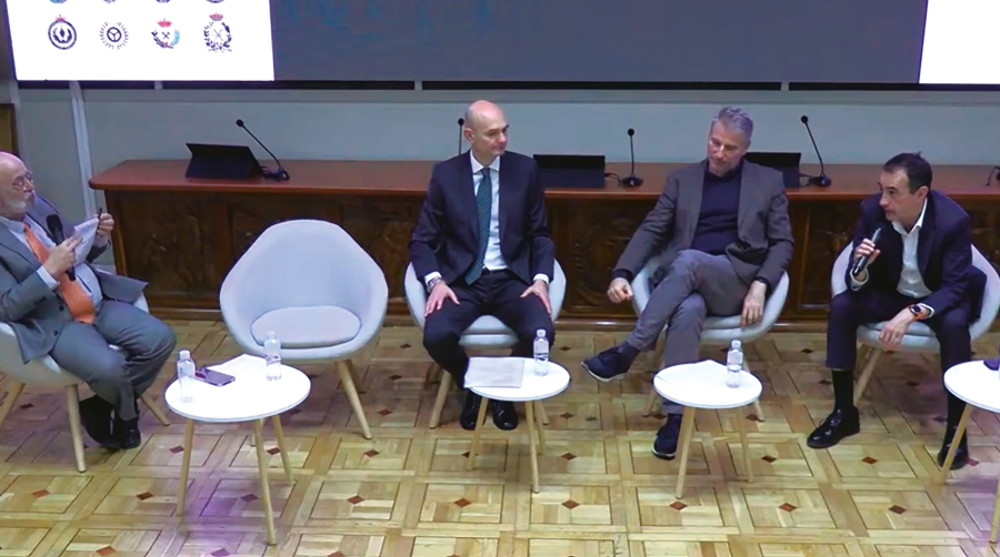 Rafael Gutierrez Fraile, presidente del comité de asuntos marítimos del IIE; Luis de Carlos de Worley Consulting; Raul Cascajo, especialista en transporte marítimo; y Juan Diego Pérez Freire, director general de la Autoridad Portuaria de A Coruña.